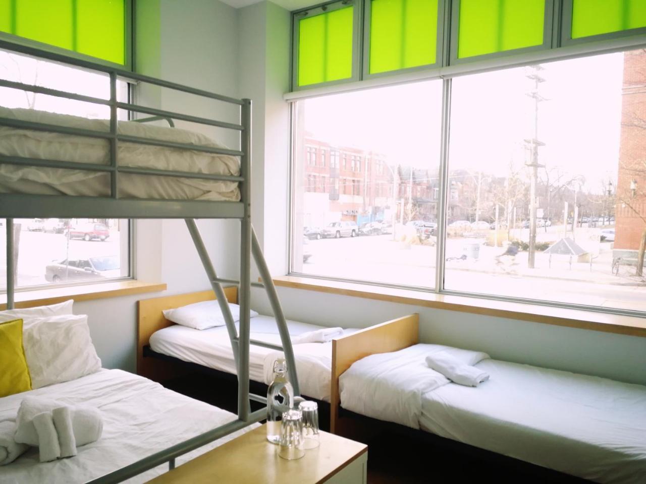 Planet Traveler Hostel Toronto Exterior photo